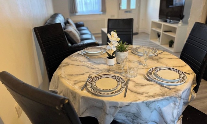 Belvedere House | Charming 3B Home in East London - Cozy and Central