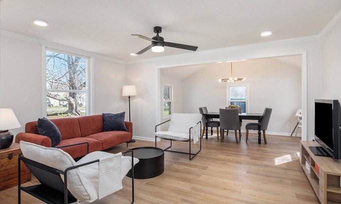 Overland Park House | Charming 3BD 2BR Dog Friendly