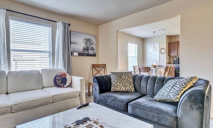 Houston House | Charming 3bedroom house in lovely Houston with AC, WiFi.7 miles from IAH Airport