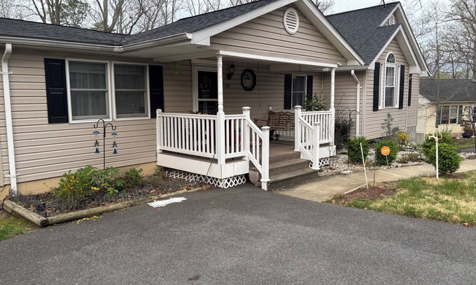 Chesapeake Ranch Estates-Drum Point House | Charming 3BR - 2BA Comfy Home Near Beach, fun & relaxation-Perfect Getaway Spot!