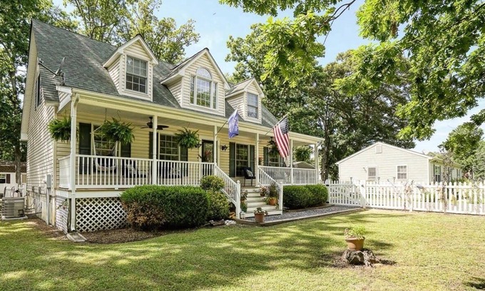 Tilghman House | Charming 3BR Cottage in Heart of Tilghman Island – Bike everywhere!