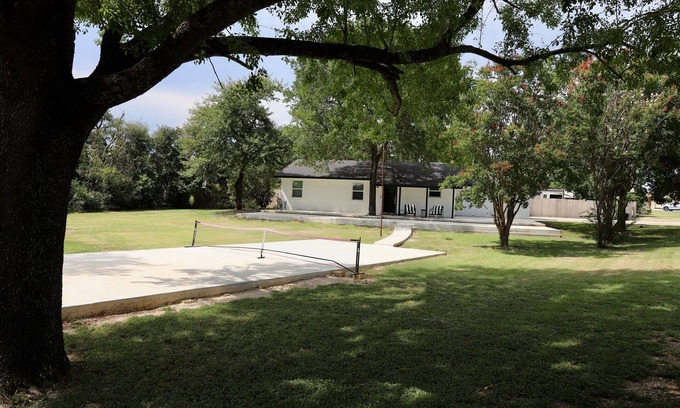 Belton House | Charming 3BR Retreat Near Lake Belton w/Wi-Fi & Sports Court