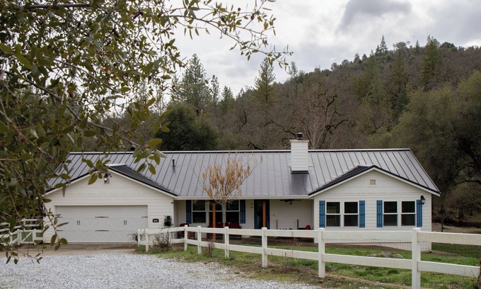 Placerville House | Charming 4-bedroom house with AC and WiFi in Shingle Springs