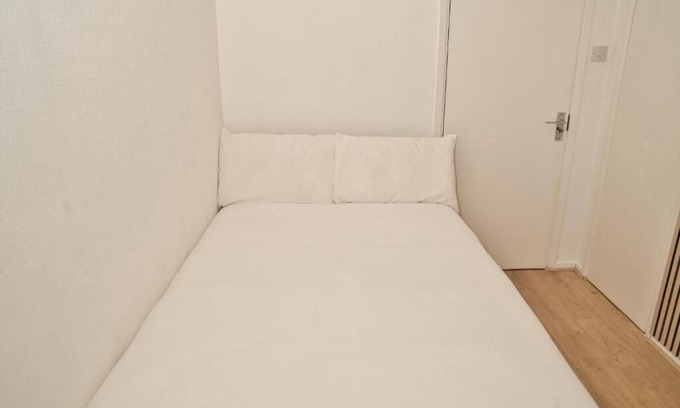 South Hampstead Apartment | Charming 4-bedroom apartment, Sleeps up to 10, Free-Parking, WIFI, Garden