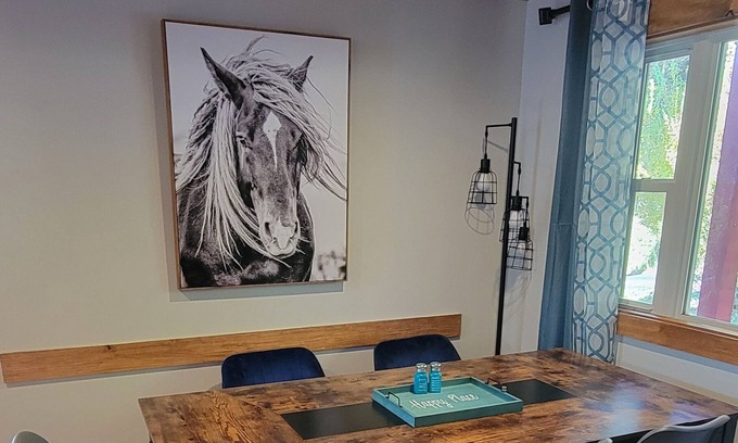 McHenry House | Charming 4-bedroom house in Oakland WiFi, Foosball table, game console, hot tub
