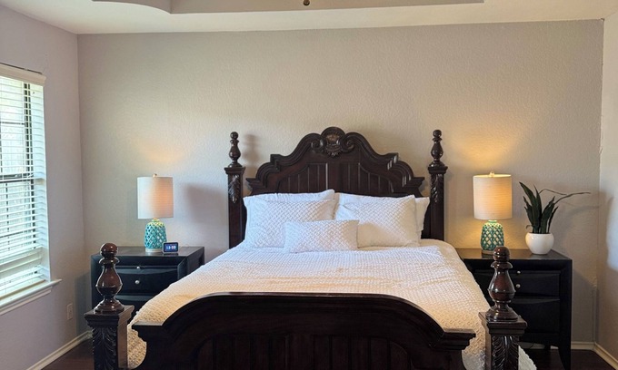 Denton House | Charming 4-bedroom house with AC and WiFi in pleasant Denton