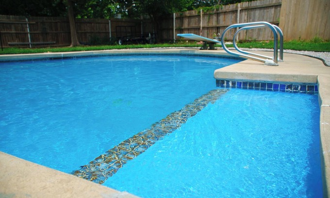 Norman House | Charming 4-bedroom house with AC, WiFi and swimming pool in welcoming Norman
