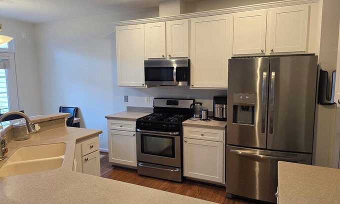 Dulles Town Center House | Charming 4-bedroom townhome 8 min to Airport 20 min to DC Pet friendly sleeps 14