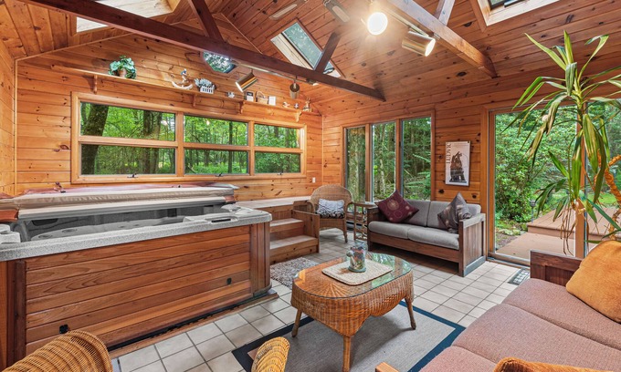 Lake Harmony Cottage | Charming 4-bedroom cottage with Pickle Ball Court, AC and WiFi in Lake Harmony