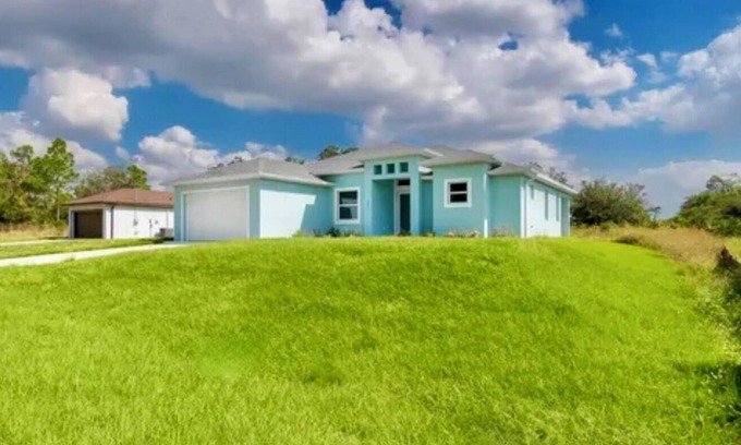 Eisenhower House | Charming 4-bedroom house with WiFi, AC in lovely Lehigh Acres