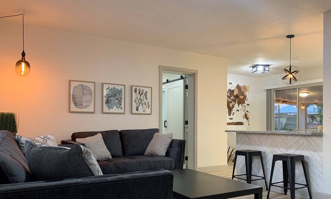 Greater Palm River Point CDC House | Charming 4b/2b Minutes to Downtown Tampa