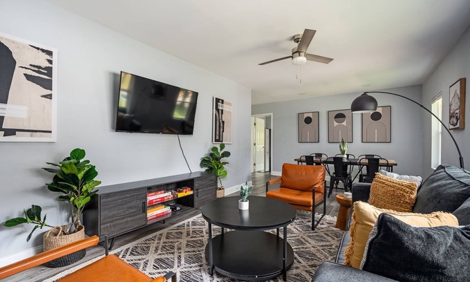 Gresham Park House | Charming 4bd/4ba house, 2 King Beds, Firepit, Game Area in beautiful Atlanta
