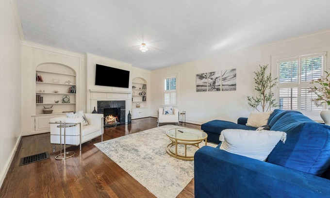 Columbus House | Charming 4bd Home in MidTown