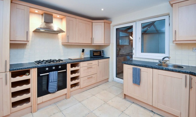 Knowle Sands House | Charming 4bedroom House at Silicon Court