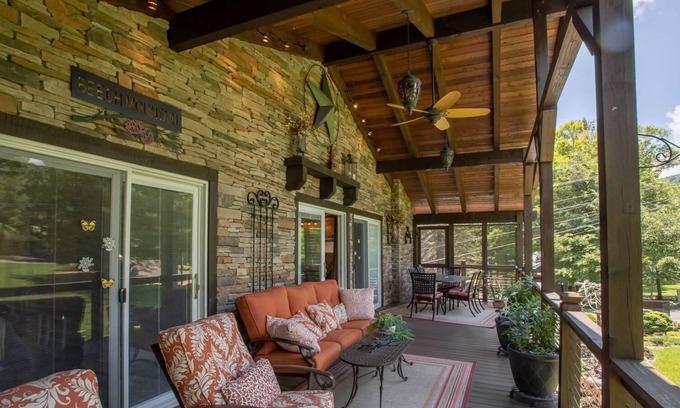 Beech Mountain Cottage | Charming 4BR Cottage, 1 Mile to Skiing! Fire Pit! Mountain Views! King Master!