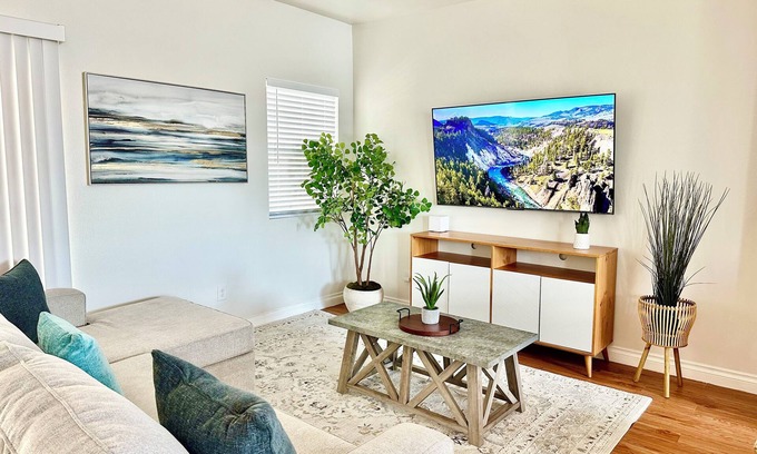Fullerton House | Charming 5-bedroom townhome with WiFi and AC in delightful Placentia