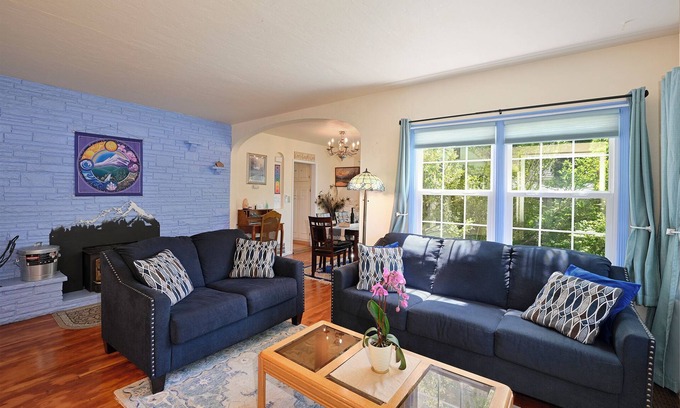 Mount Shasta House | Charming 5BR Home in a Great Downtown Location