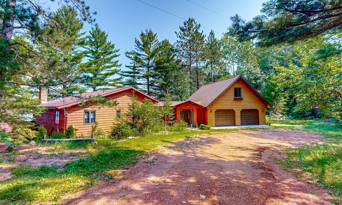Lake Tomahawk House | Charming 5BR Lake Home, Dog-friendly, with a full bar, Kayaks, Gas Grill, & WIFI