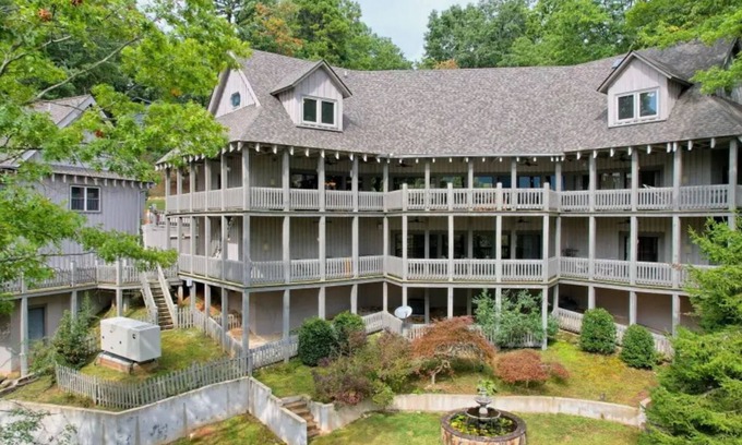 Dillard Cabin | Charming 8-bedroom cabin in marvelous Sky Valley