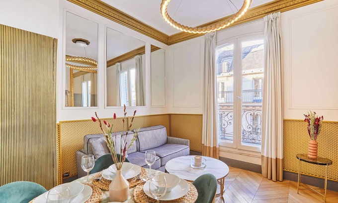 8th Arrondissement Apartment | Charming AC-apartment Avenue Montaigne/Arc de Triomphe