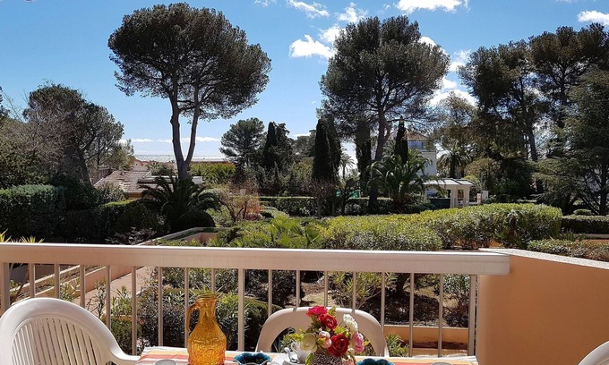 Boulouris-sur-Mer Apartment | Charming accommodation 3 * by the sea with sea view. Private park, elevatoring