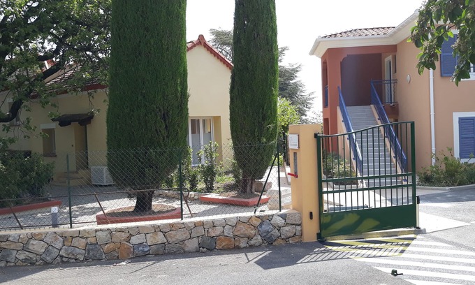 Les Maillans Apartment | Charming air-conditioned 2-room apartment in small estate with swimming pool