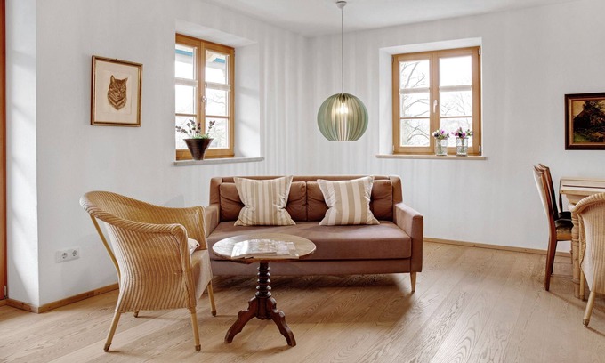 Bad Toelz Apartment | Charming Apartment “Ferienwohnung Eiche” with Mountain View, Wi-Fi