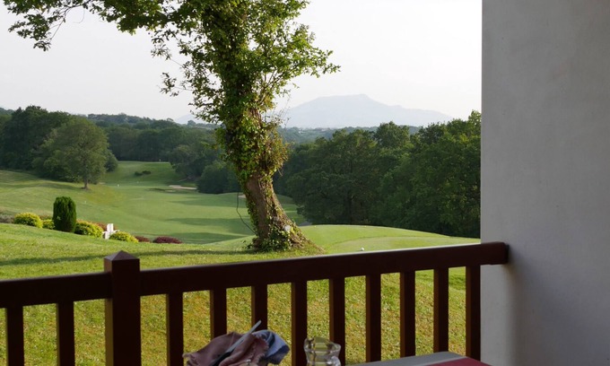 Bassussarry Apartment | CHARMING APARTMENT ON MAKILA GOLF COURSE WITH SWIMMING POOL, NEAR BIARRITZ&ANGLET