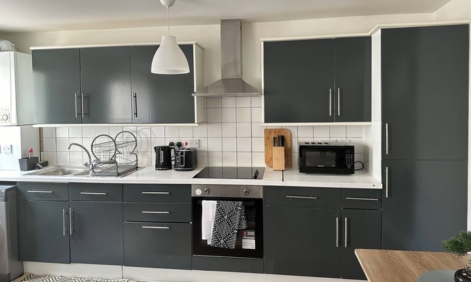 Bromley North Apartment | Charming apartment well located with easy access to London City Centre.