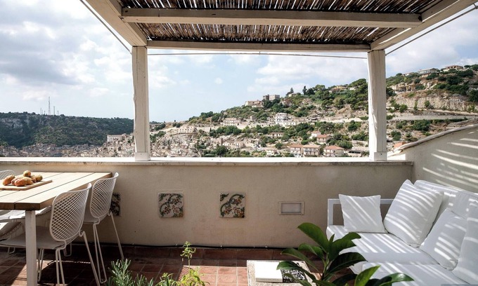 Modica House | Charming artist's hideaway with stunning view over Modica