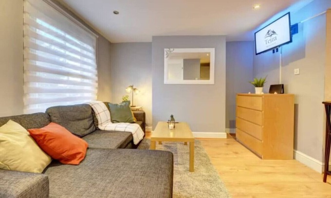 Banbury Apartment | Charming Banbury Flat near Café Veneto & V Lounge