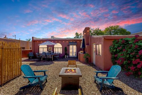 Sam Hughes House | Charming Basement Studio Guesthouse 2 Blocks from UofA, Low Summer Rates!