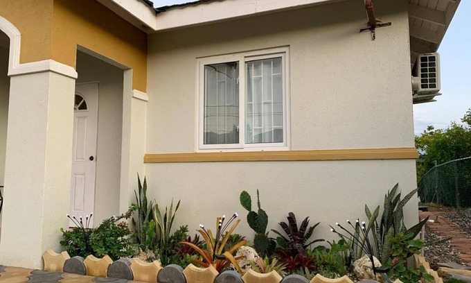Arvonia Bed & Breakfast | Charming bed & breakfast in lovely St. Elizabeth Parish with AC