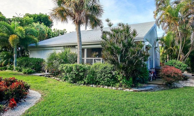 Sanibel Cottage | Charming Beach Cottage. Walk to Beach, on Bike Path, Screened Porch, Heated Pool