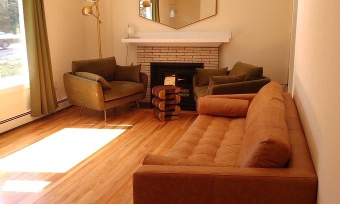 Lenox House | Charming Berkshire Getaway in a Modern Comfortable House