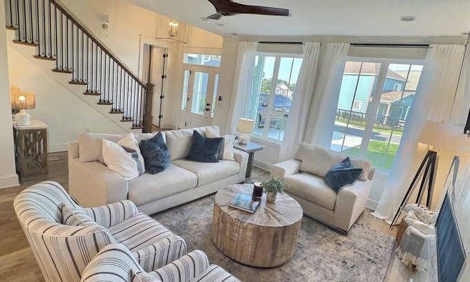 Winchester House | Charming Bungalow in beautiful Barefoot Bay - Fire pit, lakefront pool and more
