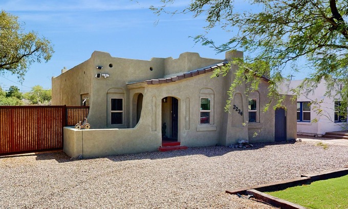 Sam Hughes House | Charming bungalow near U of A with central AC, WiFi, washer/dryer & kitchen