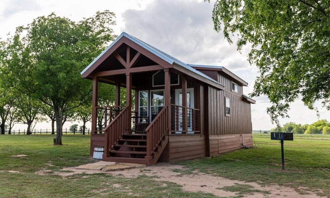 Satin Cabin | Charming Cabin, 5-mile ATV trail, and smores