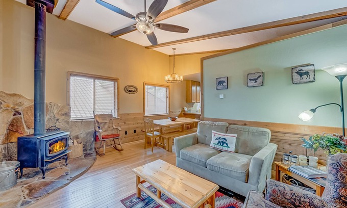 Tahoe Village Cabin | Charming cabin a mile from Heavenly's Boulder Lodge