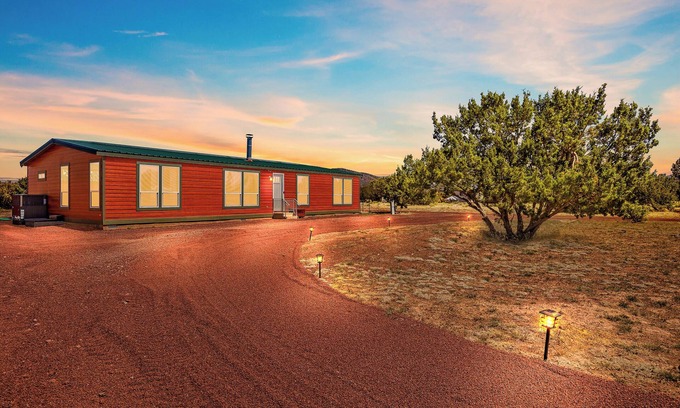 Williams House | Charming Cabin Close to Grand Canyon South Rim, Family Friendly, Telescope, Fun!