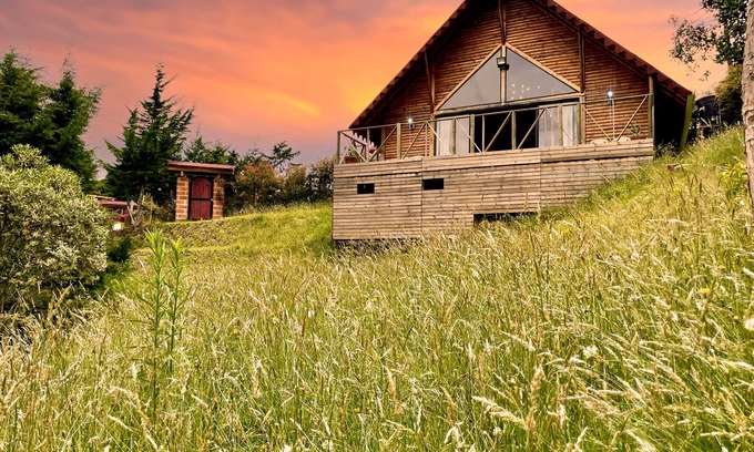 Guarne Cabin | Charming Cabin Getaway in Antioquia: WiFi, Balcony & BBQ