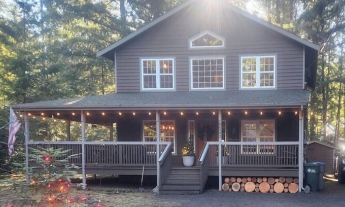Enumclaw Cabin | Charming Cabin Getaway Near Hiking Trails & Ski Slopes