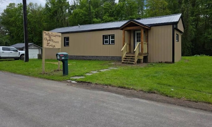 South Butler Cabin | Charming Cabin in Clyde, with a relaxing hot tub!