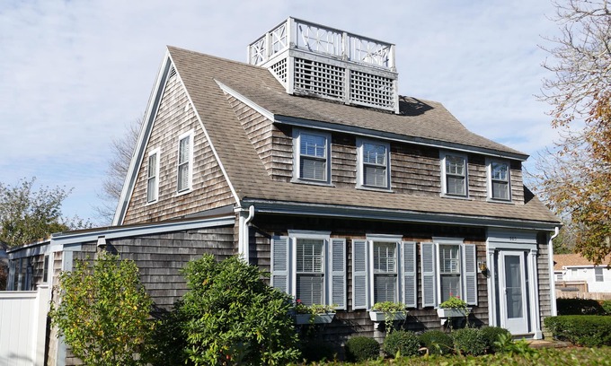 Hyannis House | Charming Cape House, newly renovated, walk to beaches, Hyannis Harbor, and more!
