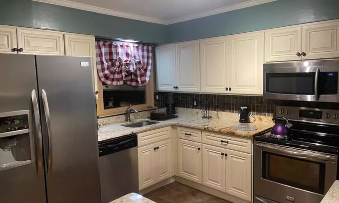 Baldwin Harbor House | Charming Cape w/Bonus Room