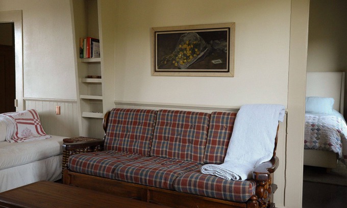Albion Cottage | Charming centrally-located 3-bedroom cottage on the coast with Albion river view