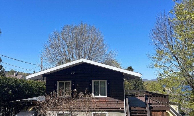 Austin Ski Chalet | Charming Chalet in Mansonville, QC – Lake View & Pet-Friendly | 31+ Day Rental