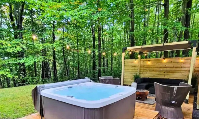 Tobyhanna House | Charming Chalet w/Hot Tub,King Suite,Dog Friendly