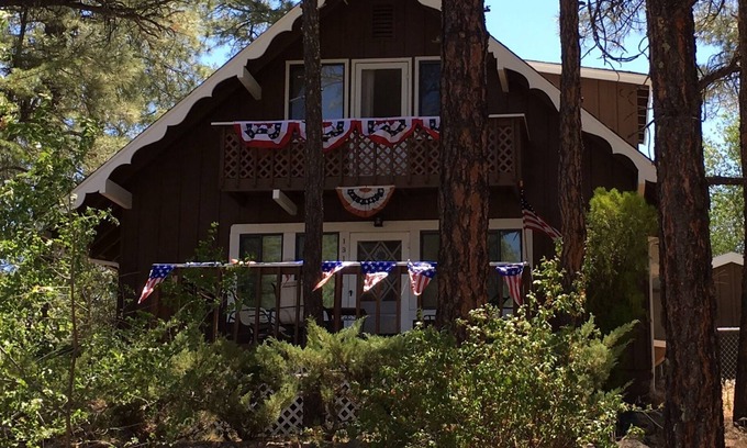 Prescott Ski Chalet | Charming Chalet - Walk to Whiskey Row! Dog friendly
