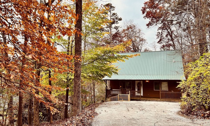 Clayton Cabin | Charming Clayton Cozy Cottage, 3/2 in town, minutes to everything
